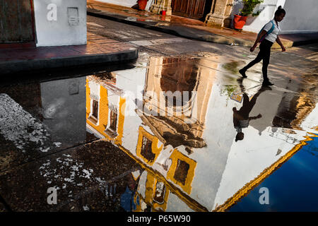 Une jeune fille colombienne en allant à l'école en face de l'église de Santo Toribio, situé dans la ville fortifiée coloniale à Cartagena, Colombie. Banque D'Images