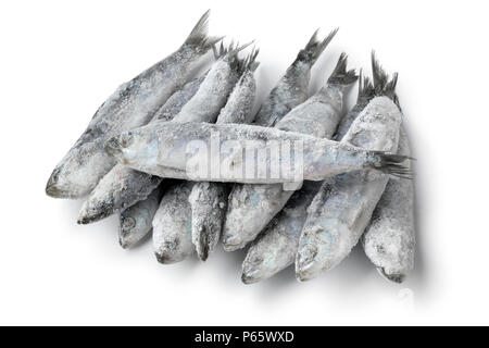 Tas de sardines crues congelées fraîches isolées sur fond blanc Banque D'Images