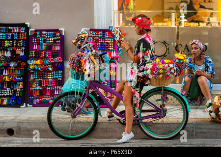 Les vendeurs de rue colombienne montrer accessoires de mode colorés sur le trottoir dans la ville coloniale de Carthagène, Colombie. Banque D'Images