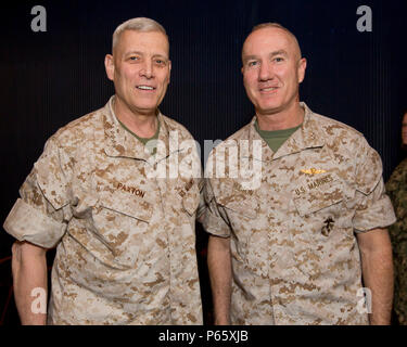 Le Commandant adjoint du Corps des Marines, le général John M. Paxton Jr., pose pour une photo avec le Major-général Charles L. Hudson après la passation de commandement de la Marine Corps Command sur Installations Joint Base Myer-Henderson Hall, Arlington, Va., le 4 mai 2016. Hudson a servi dans le Corps des marines pendant 35 ans, et prendra sa retraite au mois de juin 2016. (U.S. Marine Corps photo par le Sgt. Tia Dufour/libérés) Banque D'Images