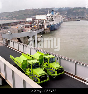 Tombereaux articulés Terex 2366 elles sont déchargées de ferry. Banque D'Images