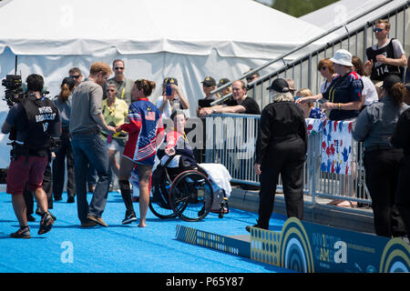 Elizabeth Marks, États-Unis, le prince Harry donne sa médaille après la cérémonie des médailles au cours de l'Invictus, 2016 Jeux ESPN Wide World of Sports, Orlando, Floride, le 11 mai 2016. L'Invictus Games sont une compétition sportive qui a été créé par le prince Harry du Royaume-Uni, après avoir été inspiré par les jeux de guerrier du DoD. Cet événement réunira des blessés, malades et blessés militaires et anciens combattants de 15 pays pour des événements y compris : tir à l'arc, randonnée à vélo, l'aviron, la dynamophilie, le volleyball assis, natation, athlétisme, basket-ball en fauteuil roulant, la course en fauteuil roulant, roue Banque D'Images