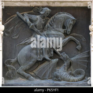 Saint Georges terrassant le dragon relief sur l'immeuble dans la ville de Lucques en Toscane, Italie Banque D'Images