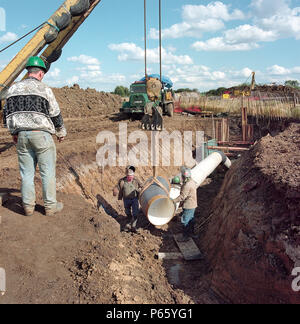 Section Courbe de positionnement de la conduite d'alimentation dans la tranchée sur le marais d'Essex pour l'Aboiement Atteindre Power Station, la plus grande des années 90 Dash pour le gaz Banque D'Images