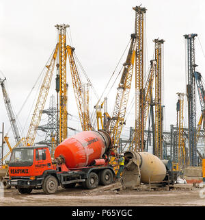 Les malaxeurs à béton mobiles et statiques au début de la construction de l'Connahs Quay centrales au gaz. Le Nord du Pays de Galles, Royaume-Uni Banque D'Images