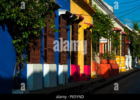 Rénovation façades colorées et de fenêtres en bois de maisons coloniales espagnoles sont vus dans la ville coloniale de Carthagène, Colombie. Banque D'Images