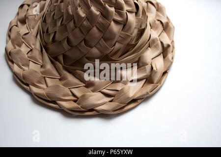 Chapeau de paille beige isolé sur fond blanc close up Banque D'Images
