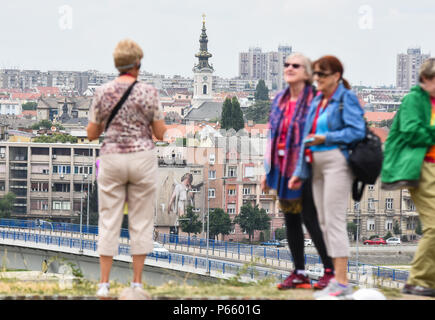 Novi Sad, Serbie 26 juin 2018 touristes chinois prendre des photos et faire des autoportraits à Novi Sad photo Nenad Mihajlovic Banque D'Images