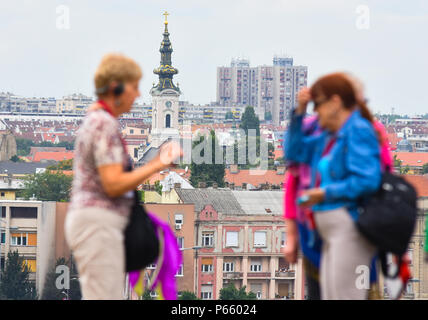 Novi Sad, Serbie 26 juin 2018 touristes chinois prendre des photos et faire des autoportraits à Novi Sad photo Nenad Mihajlovic Banque D'Images