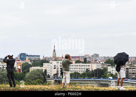 Novi Sad, Serbie 26 juin 2018 touristes chinois prendre des photos et faire des autoportraits à Novi Sad photo Nenad Mihajlovic Banque D'Images