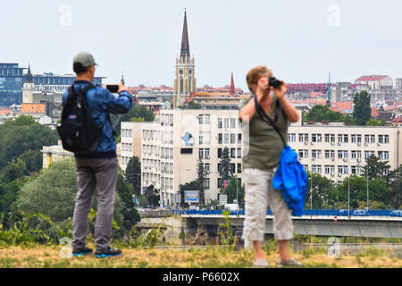 Novi Sad, Serbie 26 juin 2018 touristes chinois prendre des photos et faire des autoportraits à Novi Sad photo Nenad Mihajlovic Banque D'Images