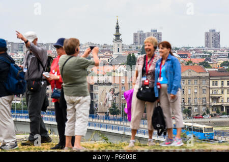 Novi Sad, Serbie 26 juin 2018 touristes chinois prendre des photos et faire des autoportraits à Novi Sad photo Nenad Mihajlovic Banque D'Images