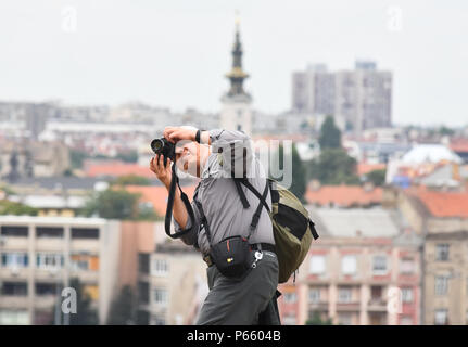 Novi Sad, Serbie 26 juin 2018 touristes chinois prendre des photos et faire des autoportraits à Novi Sad photo Nenad Mihajlovic Banque D'Images