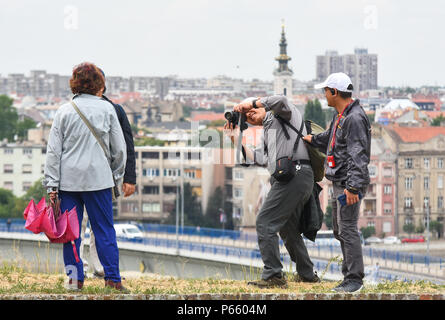 Novi Sad, Serbie 26 juin 2018 touristes chinois prendre des photos et faire des autoportraits à Novi Sad photo Nenad Mihajlovic Banque D'Images