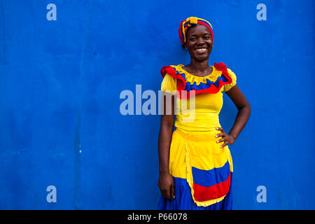 Une jeune fille afro-colombiennes, vêtus de costumes traditionnels' 'palenquera, pose pour une photo dans la ville fortifiée de Carthagène, Colombie. Banque D'Images