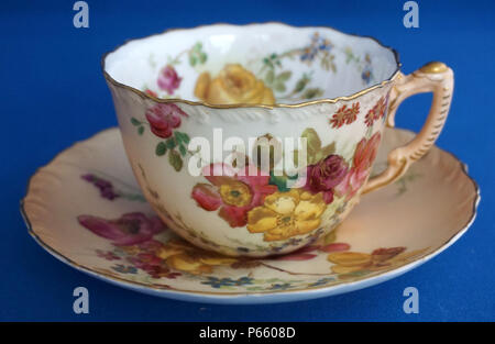 Royal Worcester Blush Antique porcelaine peinte à la main d'Ivoire la tasse et soucoupe Banque D'Images