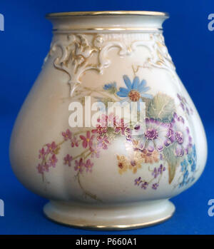 La Royal Worcester Art Nouveau Antique Porcelaine Vase peint à la main Banque D'Images