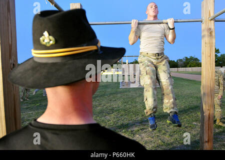 1er lieutenant William Gillogly, chasseur de troupe, 4e Escadron, 3e régiment de cavalerie, participe à un éperon de cavalerie ride le 27 avril à Fort Hood, au Texas. Gillogly a réalisé un test d'aptitude physique et déplacé directement au bar pullup. (Photo US Army par la CPS. Erik Warren, 3e régiment de cavalerie) d'affaires publiques (publié) Banque D'Images