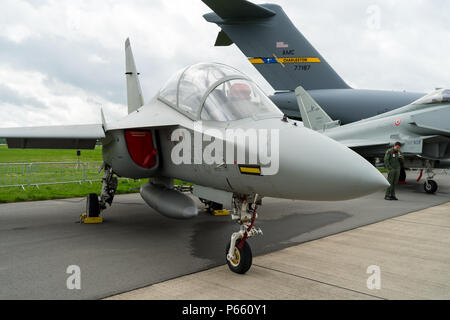 BERLIN - Le 26 avril 2018 : Advanced jet trainer Alenia Aermacchi M-346 Master. Armée de l'air italienne. ILA Berlin Air Show Exhibition 2018 Banque D'Images