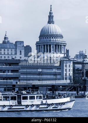 Vue de la Cathédrale St Paul et Blackfriars Pier de South Bank, Londres Banque D'Images