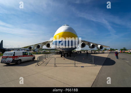 BERLIN, ALLEMAGNE - 27 avril 2018 : l'avion de transport stratégique de l'Antonov An-225 Mriya par Antonov Airlines sur l'aérodrome. ILA Berlin Air Show Exhibition 2018 Banque D'Images