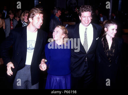 WEST HOLLYWOOD, CA - 4 décembre : (L-R) Maxwell Caulfield, Acteur actrice Juliet Mills, l'acteur Christopher McDonald et femme Lupe McDonald assister à la fondation de l'homme artistes fête de lancement le 4 décembre 1991 à la Directors Guild of America à West Hollywood, Californie. Photo de Barry King/Alamy Stock Photo Banque D'Images