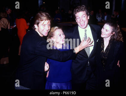WEST HOLLYWOOD, CA - 4 décembre : (L-R) Maxwell Caulfield, Acteur actrice Juliet Mills, l'acteur Christopher McDonald et femme Lupe McDonald assister à la fondation de l'homme artistes fête de lancement le 4 décembre 1991 à la Directors Guild of America à West Hollywood, Californie. Photo de Barry King/Alamy Stock Photo Banque D'Images