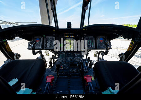 BERLIN, ALLEMAGNE - 27 avril 2018 : poste de pilotage de l'hélicoptère de transport CH-47 Chinook de Boeing. US Army. ILA Berlin Air Show Exhibition 2018 Banque D'Images