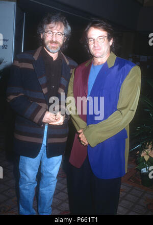 LOS ANGELES, CA - 6 décembre : (L-R) Réalisateur Steven Spielberg et l'acteur/comédien Robin Williams promouvoir leur nouveau film 'hook' le 6 décembre 1991 au Century Plaza Hotel de Los Angeles, Californie. Photo de Barry King/Alamy Stock Photo Banque D'Images