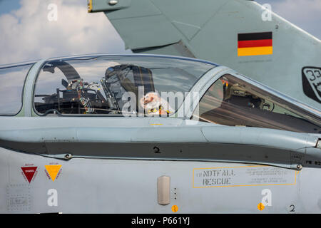 BERLIN - 27 avril 2018 : le cockpit de l'avion de combat polyvalent, grève Panavia Tornado. La Force aérienne allemande. Exposition salon ILA à 2018. Banque D'Images