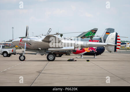 Le bimoteur américain, l'Amérique du Nord Bombardier B-25J Mitchell. L'équipe Flying Bulls. Exposition salon ILA à 2018. Banque D'Images