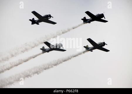 Le P-51 Mustang Vol du patrimoine rend hommage aux membres des forces armées au cours de son vol à la 2016 MCAS Cherry Point Air Show - "depuis 75 ans" au Marine Corps Air Station Cherry Point, N.C., 29 avril 2016. Le P-51 Mustang Vol du patrimoine actuel et les chasseurs d'attaque en vol avec la Seconde Guerre mondiale, la Corée et le Vietnam, qui utilisent des combattants de l'ère flight pour honorer le courage des hommes et des femmes dans l'Armée de l'air américaine. Cette année, l'air show célébré MCAS Cherry Point et 2nd Marine Aircraft Wing's 75e anniversaires et les 40 expositions statiques, 17 artistes de l'antenne et un concert. Banque D'Images