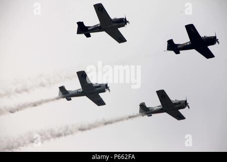 Le P-51 Mustang Vol du patrimoine rend hommage aux membres des forces armées au cours de son vol à la 2016 MCAS Cherry Point Air Show - "depuis 75 ans" au Marine Corps Air Station Cherry Point, N.C., 29 avril 2016. Le P-51 Mustang Vol du patrimoine actuel et les chasseurs d'attaque en vol avec la Seconde Guerre mondiale, la Corée et le Vietnam, qui utilisent des combattants de l'ère flight pour honorer le courage des hommes et des femmes dans l'Armée de l'air américaine. Cette année, l'air show célébré MCAS Cherry Point et 2nd Marine Aircraft Wing's 75e anniversaires et les 40 expositions statiques, 17 artistes de l'antenne et un concert. Banque D'Images