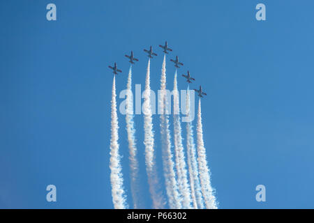 BERLIN, ALLEMAGNE - 28 avril 2018 : vol de démonstration par l'équipe de voltige Patrulla Aguila (Patrouille de l'Aigle). Exposition salon ILA à 2018. Banque D'Images