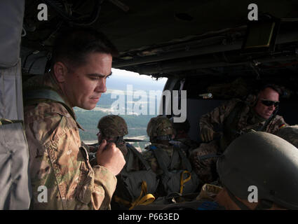 L'Armée américaine jumpmaster SFC. Thomas Messer et liaison aérienne allemande Le Sgt. Le major Hahnlein donner à la trente-deuxième avertissement de parachutistes au cours d'une opération aéroportée à Fort Bragg, NC, le 5 mai 2016. L'United States Army Special Operations Command (USASOC) et l'aviation des opérations spéciales de l'Armée de terre ARSOAC (Commande) ont été l'hôte d'un saut de la compétence d'un UH-60 Blackhawk pour commémorer la Journée du droit et de maintenir le niveau de connaissances dans les missions d'urgence. (U.S. Photo de l'armée par la CPS. Rachel Diehm/libérés) Banque D'Images