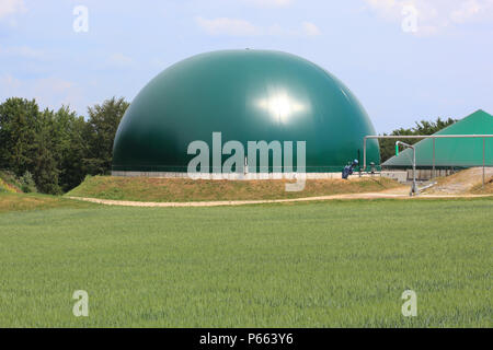 La production de biogaz, la digestion anaérobie, collection de processus par lesquels les micro-organismes décomposent les matières biodégradables dans l'absence d'oxygène Banque D'Images