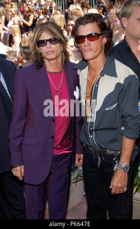 Les membres d'Aerosmith Steven Tyler et Joe Perry arriver au Teen Choice Awards 2001 qui a eu lieu à l'Universal Amphitheatre de Los Angeles, CA., 12 août 2001. (Photo © Tsuni) TylerSteven PerryJoe -  PerryJoe jpgTylerSteven01.01 Événement dans la vie d'Hollywood, Californie - Red Carpet Event, USA, Cinéma, Célébrités, photographie, Bestof, Arts, Culture et divertissement, Célébrités, Mode Topix Meilleur de Hollywood, la vie, événement dans la vie d'Hollywood, Californie - Tapis rouge et en backstage, Arts, Culture et divertissement, photographie, musique celebrit tsuni@Gamma-USA.com , enquête Banque D'Images
