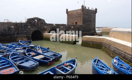 Tyraditional pêche blus bateaux amarrés dans Essaouira, Maroc. Prêt à pêcher Banque D'Images