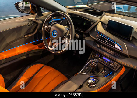 BERLIN - 09 juin 2018 : Exposition. L'intérieur d'un plug-in hybride de voiture de sport BMW i8 Roadster. Banque D'Images