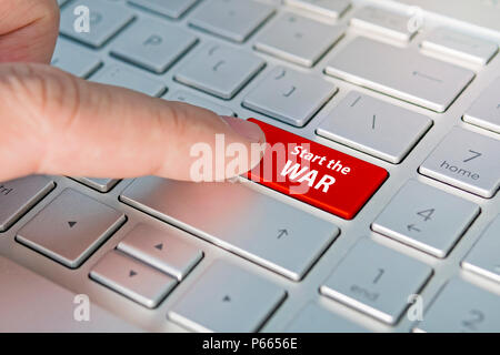 Début de la troisième guerre mondiale. Guerre de début des inscriptions sur le bouton Clavier gris argent close up. , Bouton rouge. Banque D'Images