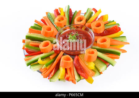 Bâtonnets de légumes frais avec une trempette sur une plaque sur fond blanc Banque D'Images