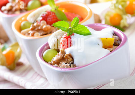 Farine de muesli avec des fruits frais et des yaourts Banque D'Images
