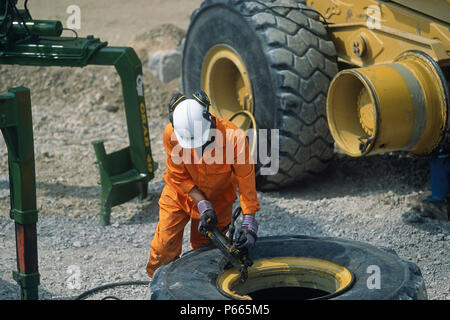 Changer de mécanicien sur des pneus camion dumper articulé. Banque D'Images