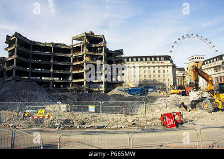 Démolition de la connue officiellement sous le nom de Greater London Council Building de débordement, Numéro 1 Westminster. Ce bâtiment a été une fois connecté à l'Hôtel de Ville par Banque D'Images