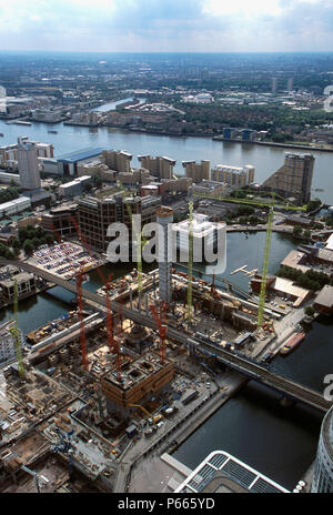 Aperçu de site de construction à côté de la gare de banlieue, Canary Wharf, Londres. United Kingdom. Banque D'Images