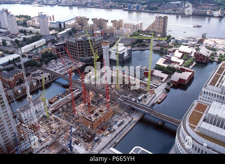 Aperçu de site de construction à côté de la gare de banlieue, Canary Wharf, Londres. United Kingdom. Banque D'Images