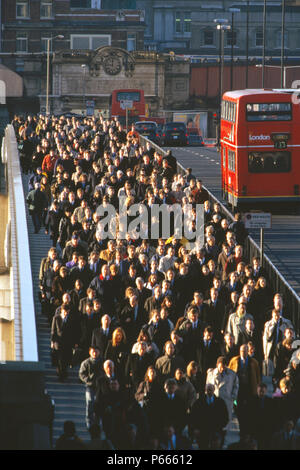 Les navetteurs traversant le pont de Londres pendant les heures de pointe, Londres, Royaume-Uni. Banque D'Images