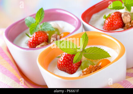 Yogourt nature avec des fruits et noix Banque D'Images