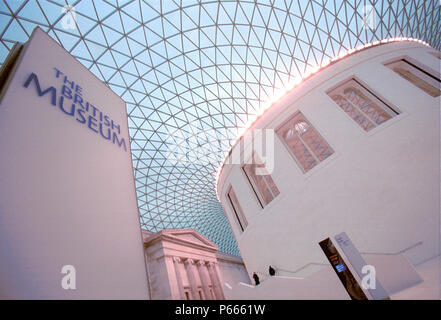 British Museum, Londres, grande cour. Caché à la vue du public depuis 1857. La grande cour permet aux visiteurs de se déplacer librement autour de l'étage principal pour le Banque D'Images