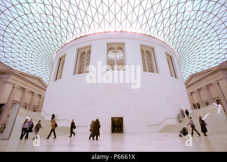 British Museum, Londres, grande cour. Caché à la vue du public depuis 1857. La grande cour permet aux visiteurs de se déplacer librement autour de l'étage principal pour le Banque D'Images